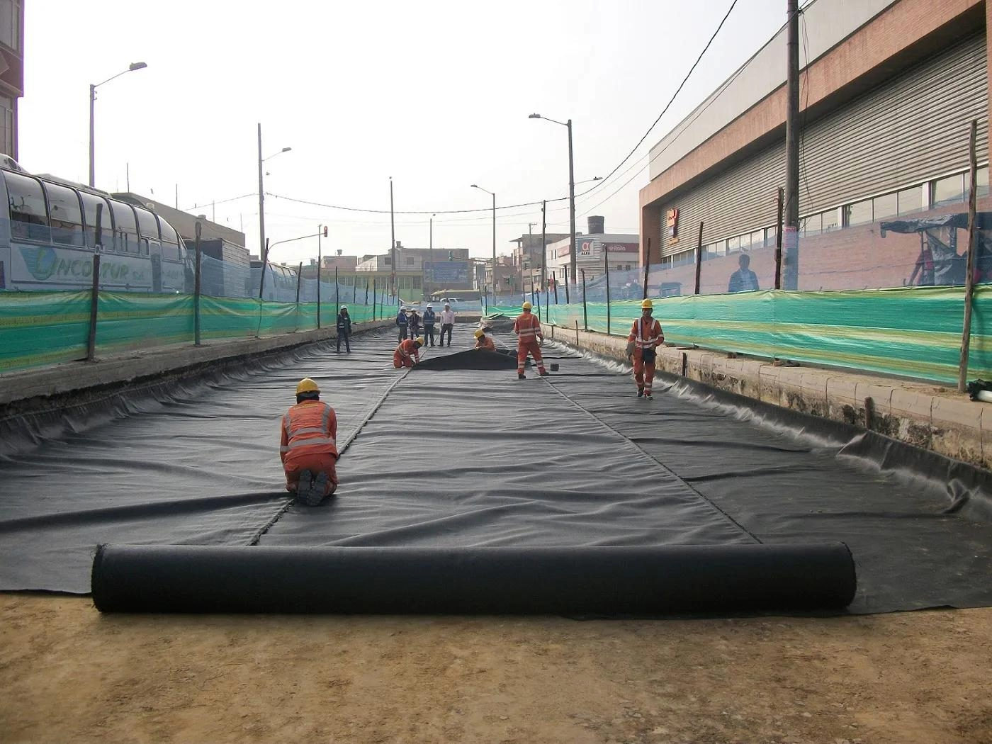 Aplicación de Geotextil Tejido en Vías