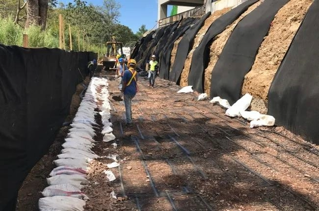 Instalación de Geodrén en Muro de Contención